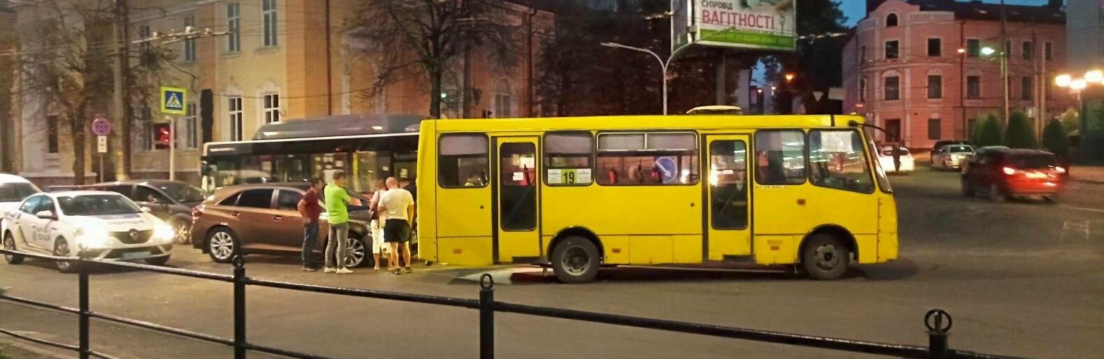 У центрі Тернополя не розминулись маршрутка і легковий автомобіль