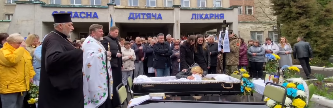 На колінах та зі сльозами на очах: у Тернополі медики зустріли загиблого на фронті 31-річного лікаря-ортопеда