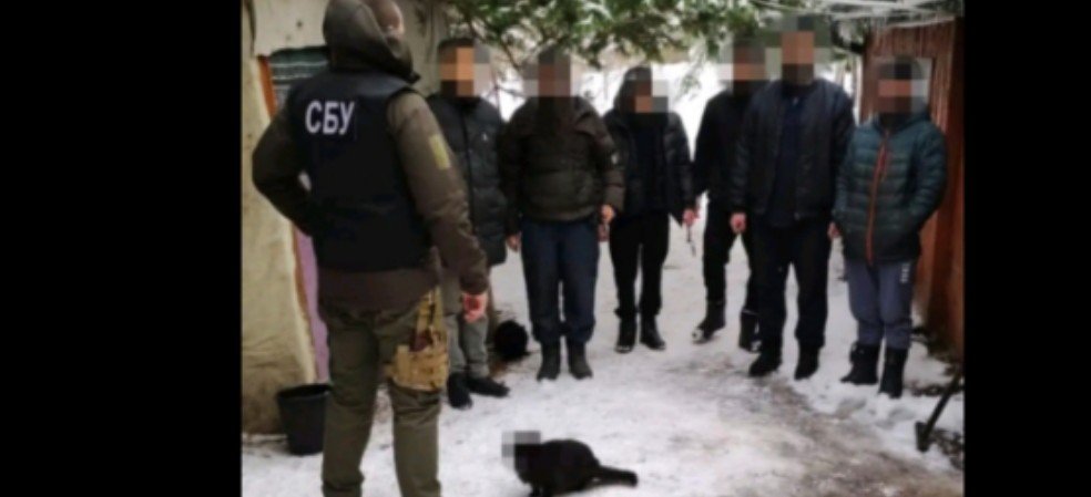 Має право на анонімність: українці з гумором відреагували на заблюреного котика з фото обшуків УПЦ МП