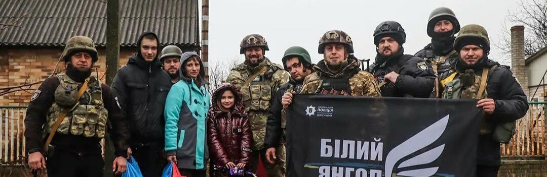 Попри війну, діти заслуговують на свято: в День Святого Миколая правоохоронці під обстрілами вручили діткам подарунки