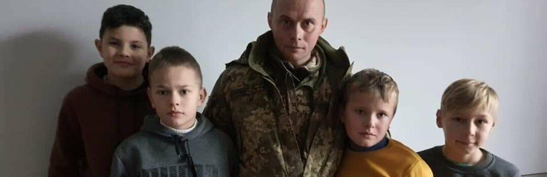 Боєць з фронту одразу завітав до школи, де навчаються його діти: зворушлива зустріч батька - військового з синами на Тернопільщині
