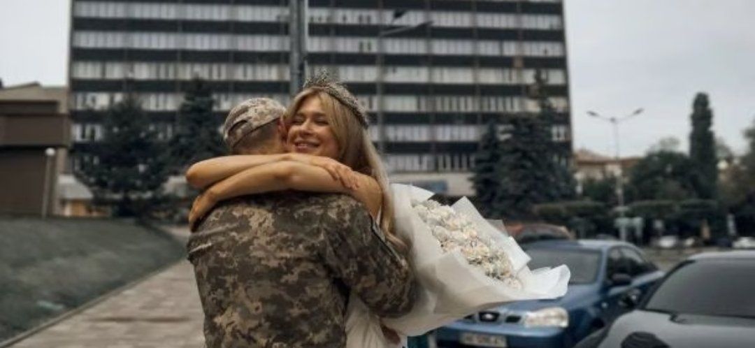 Українські актори, яких розлучила війна, зустрілися на добу, щоб одружитися