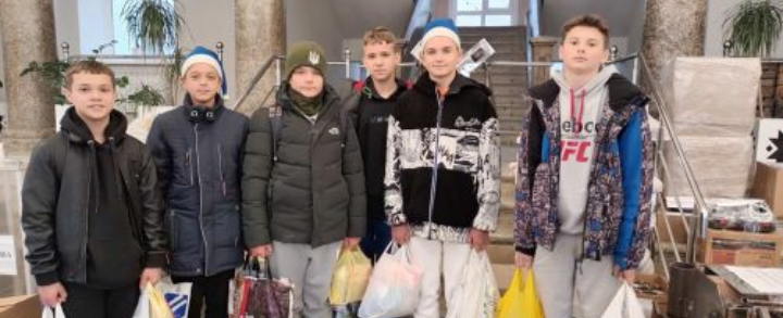 Школярі з Тернопільщини принесли у міську ради продукти для воїнів ЗСУ