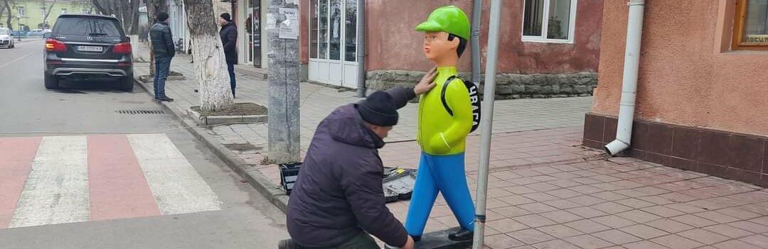 В громаді на Тернопільщині біля переходів встановлюють попереджувальній манекені