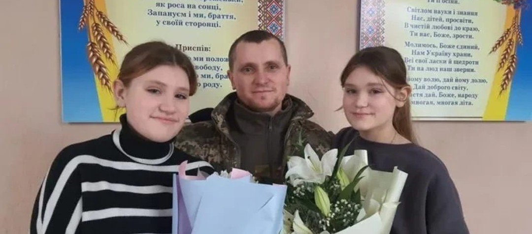 На Тернопільщині військовий одразу з фронту завітав до школи, аби побачити  своїх донечок