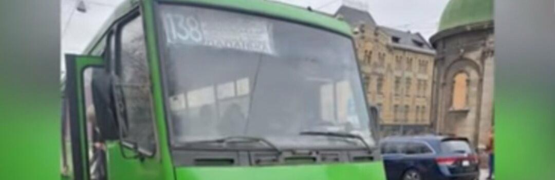 Водій  маршрутки відмовив у проїзді матері загиблого Героя: інцидент у сусідній з Тернопільщиною області
