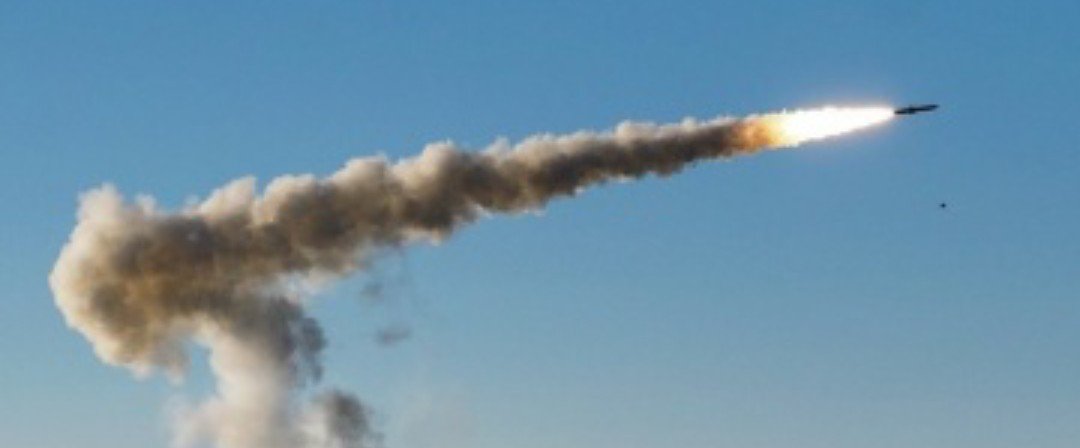 Повідомляється про рух групи ракет в сторону заходу України 