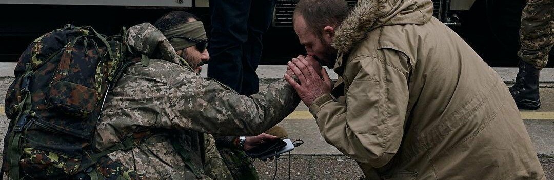 Мережу вразило фото, де цивільний чоловік цілує руки незнайомому воїну ЗСУ в знак пошани