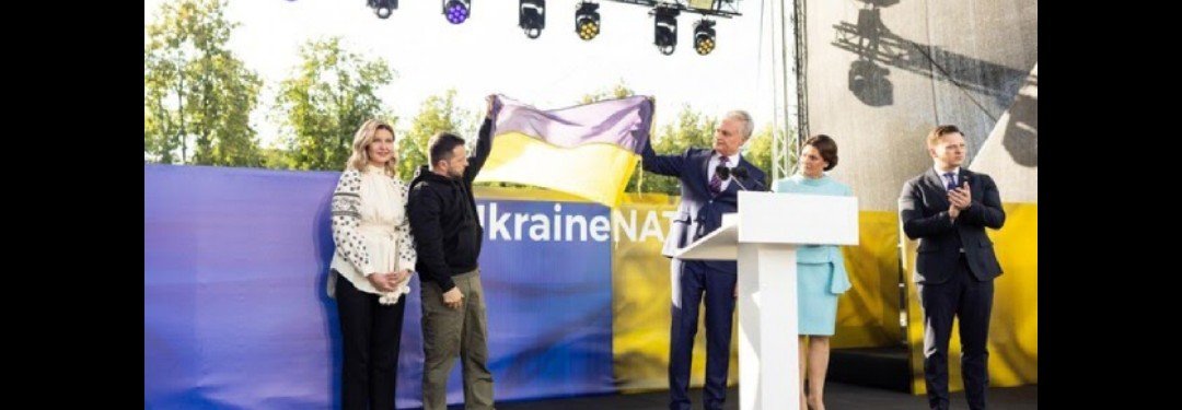 У Вільнюсі на саміті НАТО підняли прапор з Бахмута, який підписав воїн з Тернопільщини 