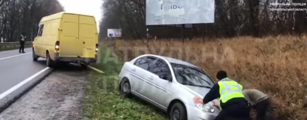 Поблизу Тернополя авто злетіло у кювет: водійка не могла самостійно вибратися 