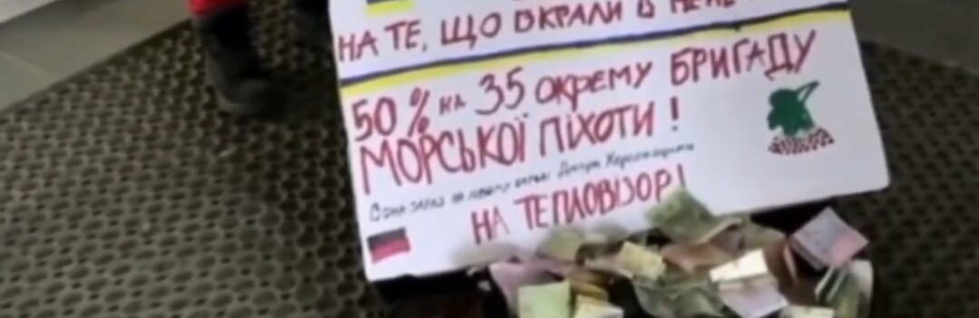 У Тернополі в ТРЦ маленький хлопчик грав на скрипці, аби зібрати гроші на ЗСУ