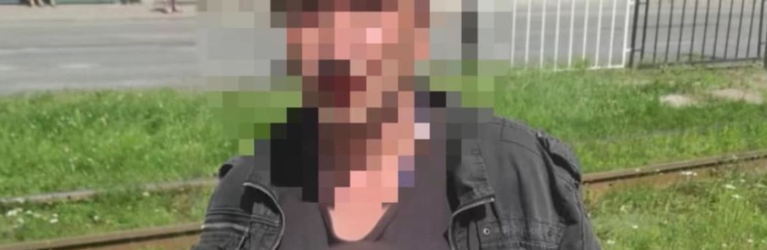 Тягнув за волосся у кущі: у сусідній з Тернопільщиною області чоловік напав на двох школярок