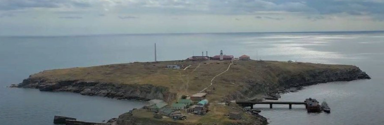 Борються із залишками своєї техніки: війська РФ вдарили по острову Зміїний