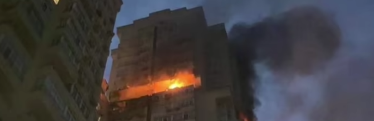 Троє загиблих: внаслідок падіння уламків російської ракети пошкоджено багатоповерхівку у столиці