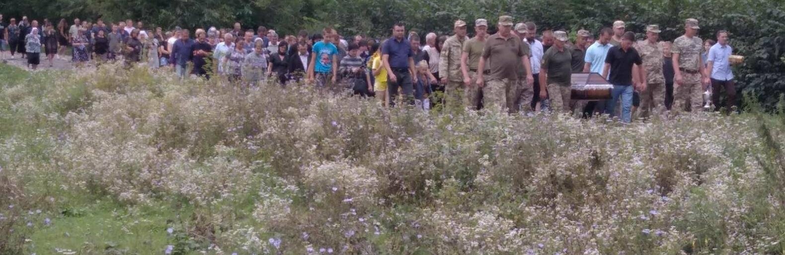 Зустріли стоячи на колінах: на Тернопільщині прощаються з двома героями, які загинули на війні з російськими окупантами