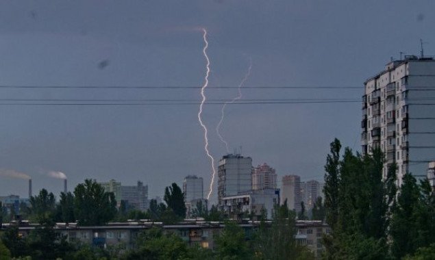 Частину України накриють дощі та грози: де і на скільки затягнеться негода