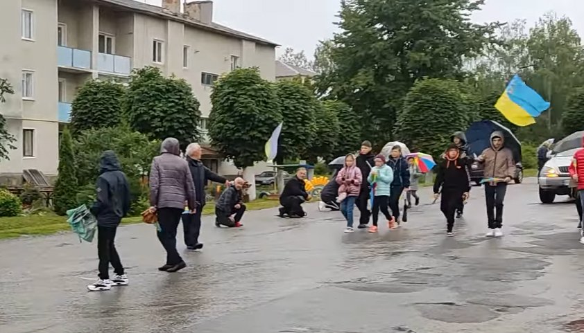 Попри сильний дощ, тіло бійця жителі Тернопільщини зустріли на колінах