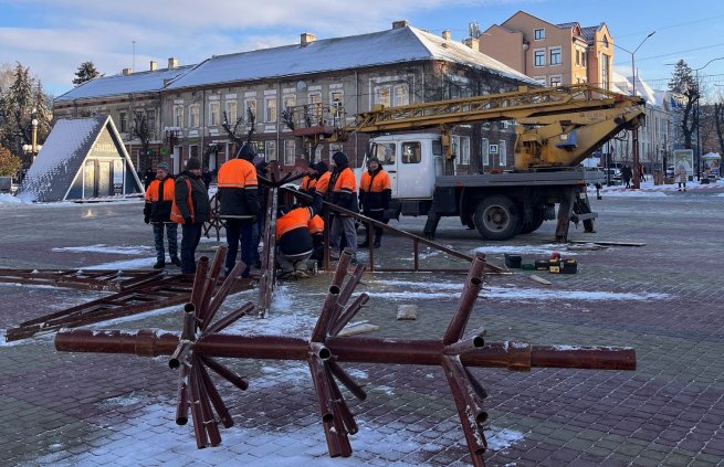 У Тернополі почали встановлювати новорічну ялинку