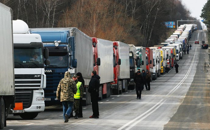 Черга довжелезна і не рухається: кордон з Польщею залишається заблокованим