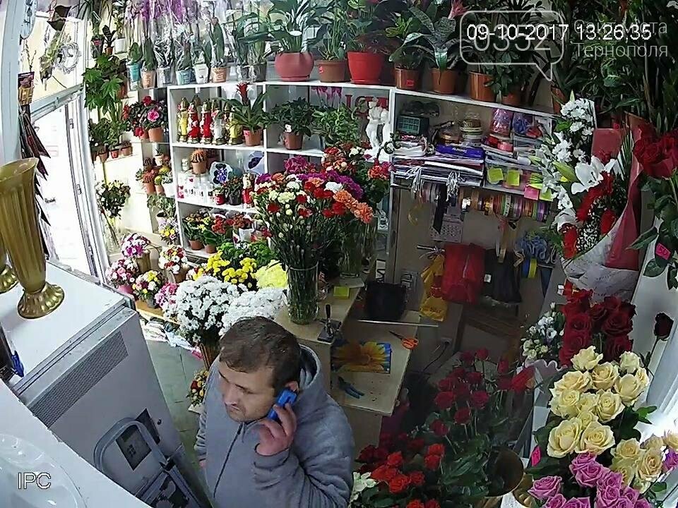 У Тернополі розшукують злодія, який обікрав квітковий магаз..., фото-2 У Тернополі розшукують злодія, який обікрав квітковий магазин (фото, відео), фото-2