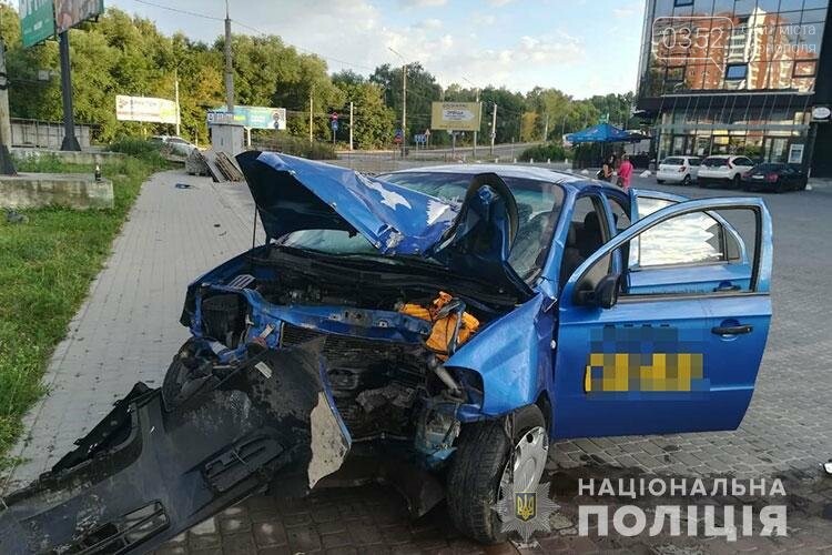 На Збаразькому кільці автомобіль влетів у білборд (ФОТО), фото-1 На Збаразькому кільці автомобіль влетів у білборд (ФОТО), фото-1