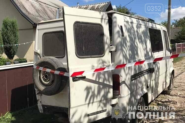 Мікроавтобус, припаркований на схилі дороги, раптом покотив..., фото-1 Мікроавтобус, припаркований на схилі дороги, раптом покотився вниз і вбив людину (ФОТО), фото-1