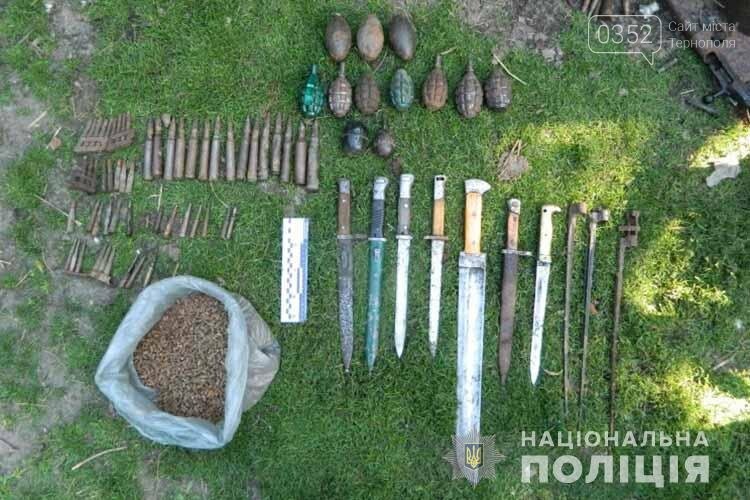 Арсенал вибухівки та зброї вилучили працівники поліції у жи..., фото-1 Арсенал вибухівки та зброї вилучили працівники поліції у жителя Тернопільщини (ФОТО, ВІДЕО), фото-1