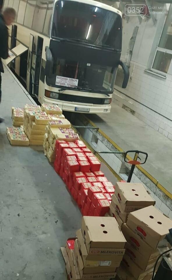 Наче в мишачій норі: митники затримали рейсовий автобус, у..., фото-1 Наче в мишачій норі: митники затримали рейсовий автобус, у якому ховали 400 кілограмів сиру (ФОТО), фото-1