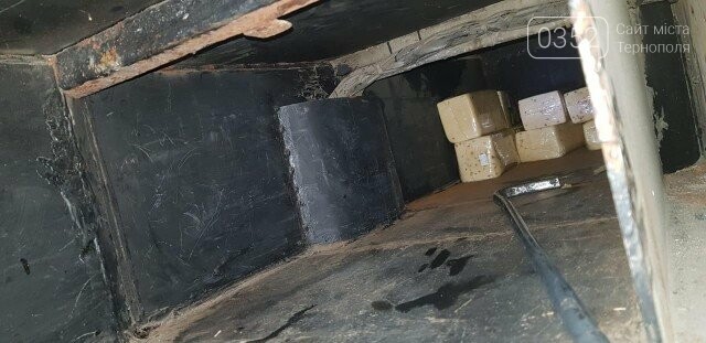 Наче в мишачій норі: митники затримали рейсовий автобус, у..., фото-2 Наче в мишачій норі: митники затримали рейсовий автобус, у якому ховали 400 кілограмів сиру (ФОТО), фото-2