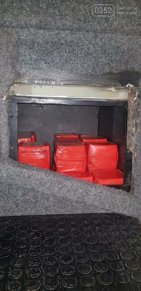 Наче в мишачій норі: митники затримали рейсовий автобус, у..., фото-3 Наче в мишачій норі: митники затримали рейсовий автобус, у якому ховали 400 кілограмів сиру (ФОТО), фото-3