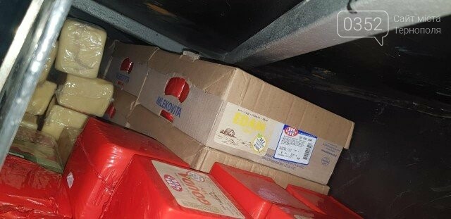 Наче в мишачій норі: митники затримали рейсовий автобус, у..., фото-5 Наче в мишачій норі: митники затримали рейсовий автобус, у якому ховали 400 кілограмів сиру (ФОТО), фото-5