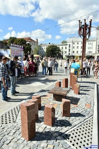 У центрі Тернополя відкрили бронзовий макет міської ратуші..., фото-3 У центрі Тернополя відкрили бронзовий макет міської ратуші (ФОТО), фото-3