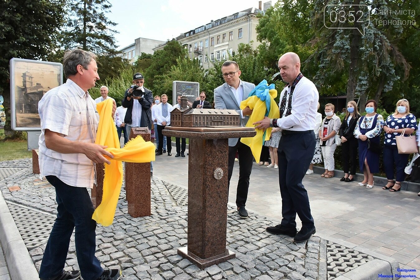 У центрі Тернополя відкрили бронзовий макет міської ратуші..., фото-4 У центрі Тернополя відкрили бронзовий макет міської ратуші (ФОТО), фото-4