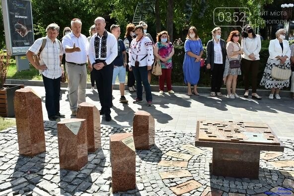 У центрі Тернополя відкрили бронзовий макет міської ратуші..., фото-1 У центрі Тернополя відкрили бронзовий макет міської ратуші (ФОТО), фото-1