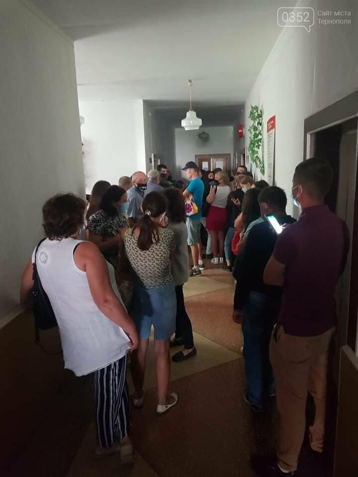У лікарні на Тернопільщині люди чекають годинами, щоб пройт..., фото-1 У лікарні на Тернопільщині люди чекають годинами, щоб пройти флюорографію (ФОТО), фото-1