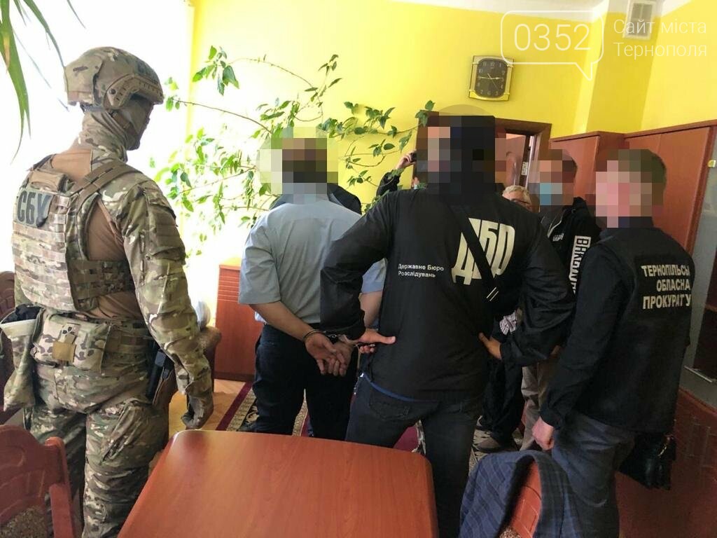 У Тернополі за рекет затримали податківця, його сина та дво..., фото-1 У Тернополі за рекет затримали податківця, його сина та двох спільників (ФОТО), фото-1