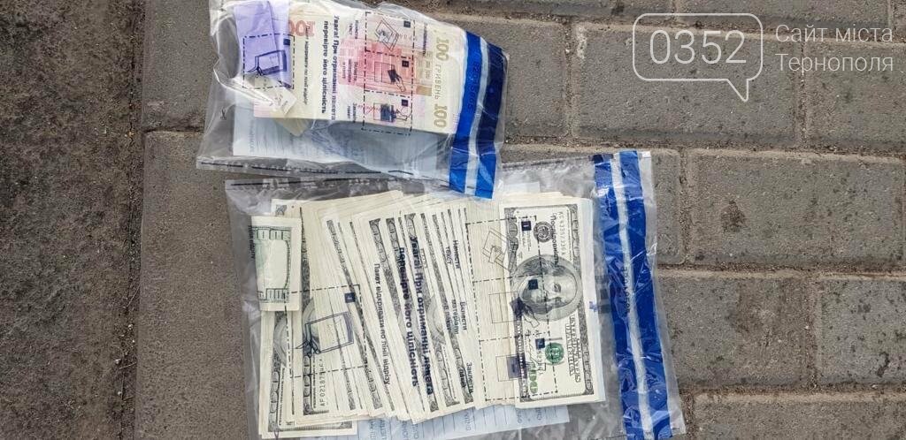 У Тернополі за рекет затримали податківця, його сина та дво..., фото-2 У Тернополі за рекет затримали податківця, його сина та двох спільників (ФОТО), фото-2