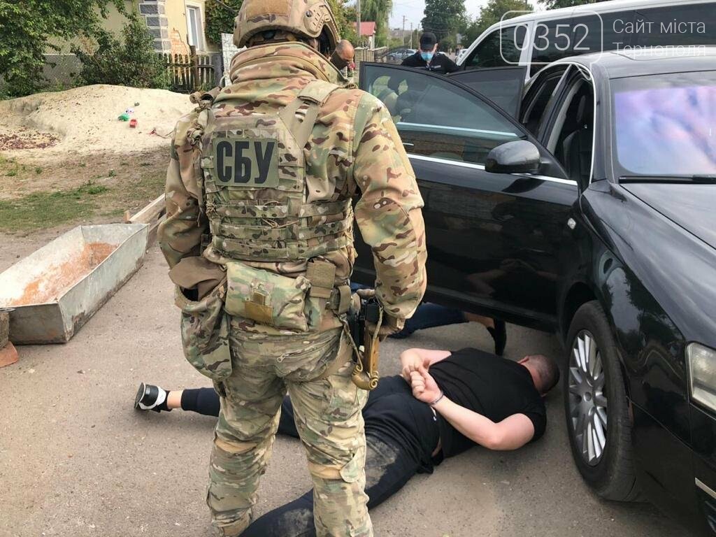 У Тернополі за рекет затримали податківця, його сина та дво..., фото-3 У Тернополі за рекет затримали податківця, його сина та двох спільників (ФОТО), фото-3