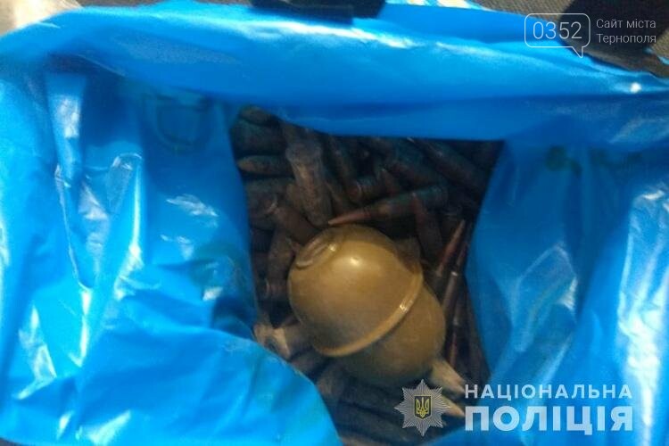 Гранату, більше двохсот патронів та іншу зброю зберігав удо..., фото-2 Гранату, більше двохсот патронів та іншу зброю зберігав удома житель Почаєва (ФОТО), фото-2
