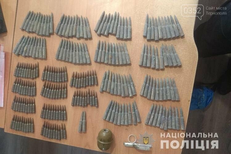 Гранату, більше двохсот патронів та іншу зброю зберігав удо..., фото-1 Гранату, більше двохсот патронів та іншу зброю зберігав удома житель Почаєва (ФОТО), фото-1