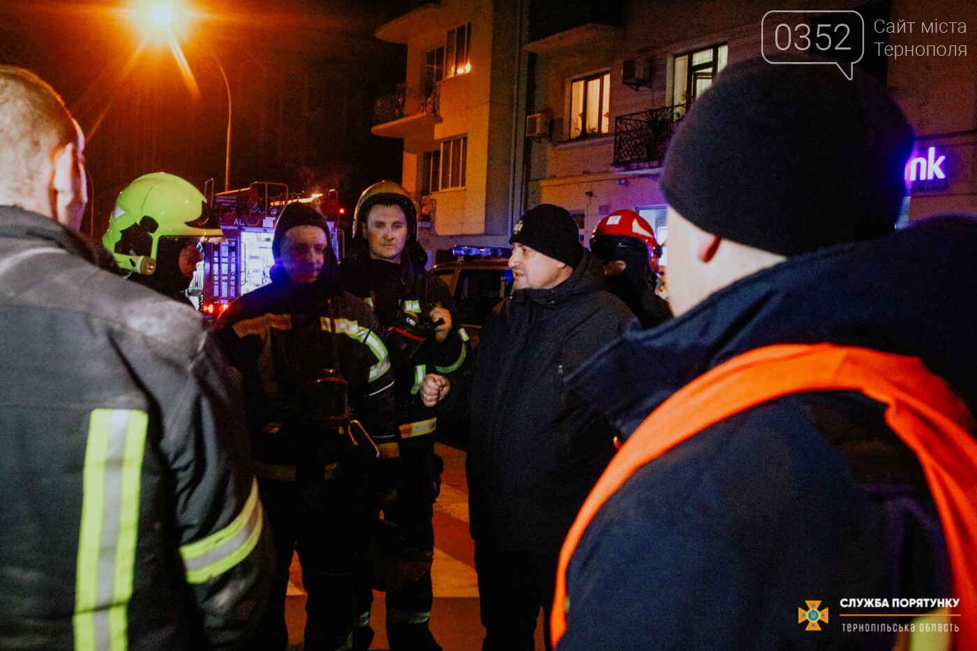 Обгоріли рятувальники: у центрі Тернополя на вулиці Замковій вночі горіла сауна (ФОТО), фото-2
