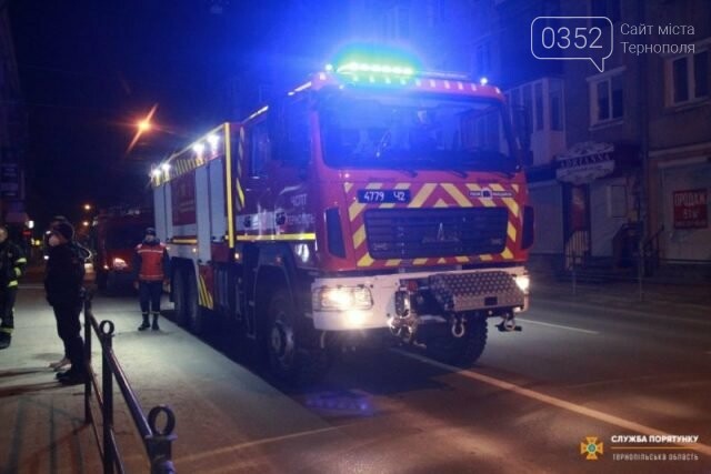 Обгоріли рятувальники: у центрі Тернополя на вулиці Замковій вночі горіла сауна (ФОТО), фото-4