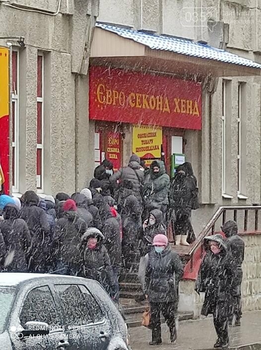 Карантин по-тернопільськи: біля одного з місцевих секонд-хендів — величезна черга (ФОТО), фото-1
