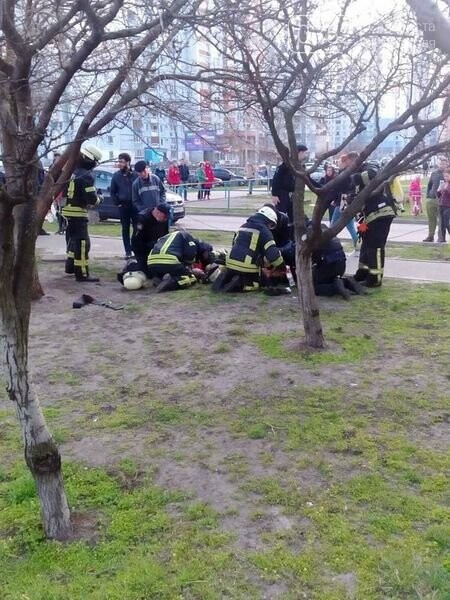 Знайшли на пожежі без ознак життя: рятувальники врятували двох маленьких дітей (ФОТО, ВІДЕО) , фото-1