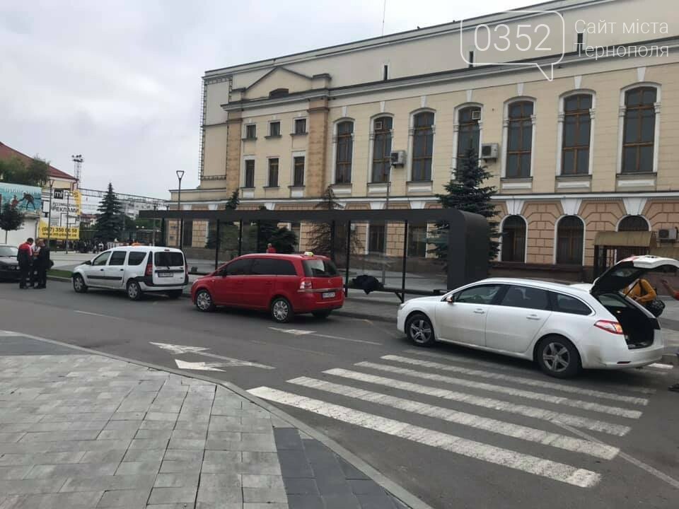 Таксисти у Тернополі привласнили зону для швидкої посадки та висадки пасажирів на залізничному вокзалі  (ФОТО), фото-1