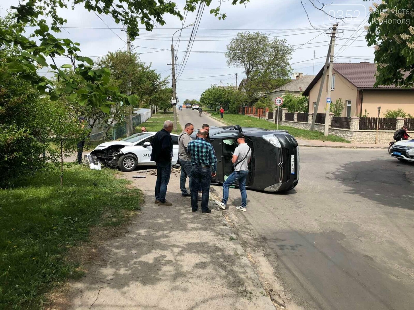 У Тернополі перекинувся автомобіль: на місці ДТП працює поліція (ФОТО), фото-1