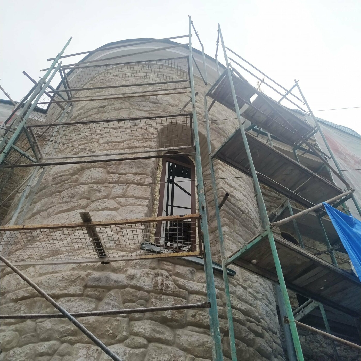 "Тернопільський тупізм": тернополяни розлючені встановленням пластикового вікна в одному з найстаріших храмів міста