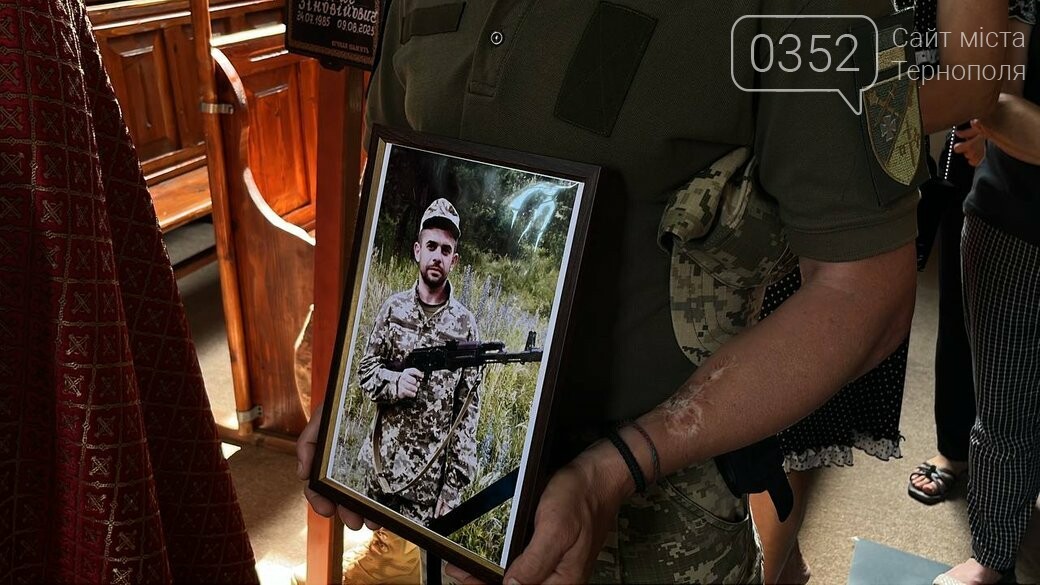 "Казав, що мусить іти нас захищати": біля Тернополя поховали воїна, який лише нещодавно вирушив на фронт