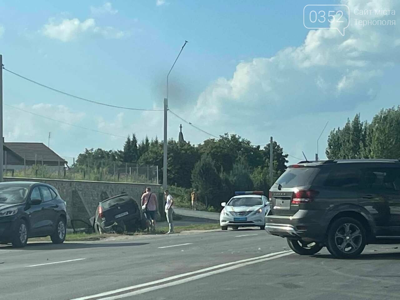 Карколомна ДТП поблизу Тернополя: автомобіль злетів із дороги, поліція прибула на місце подій
