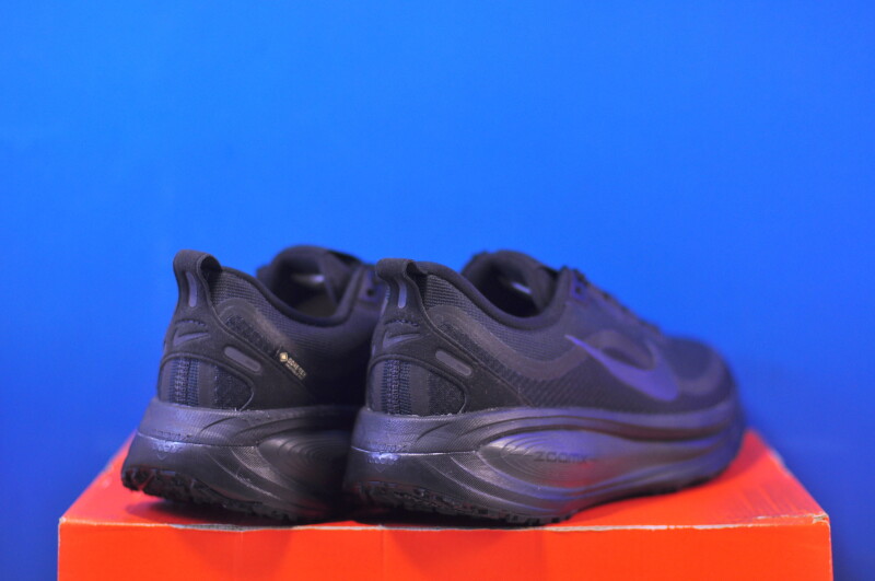 Кросівки Nike Vomero 18 Gtx Black HQ7001-001 - Зображення 2